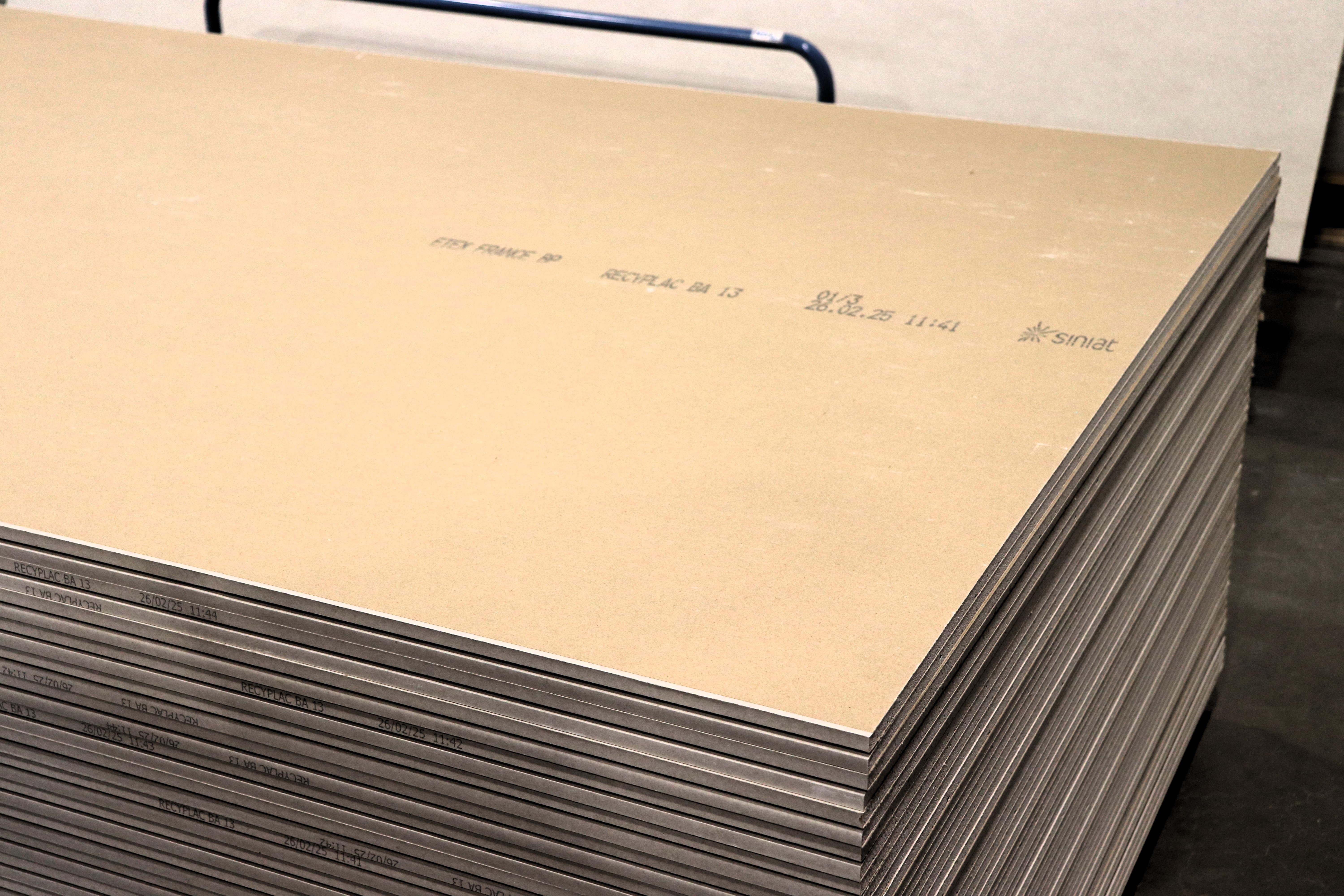 Les premières Recyplac sorties de lusine pilote de Siniat à Carpentras. © EJH